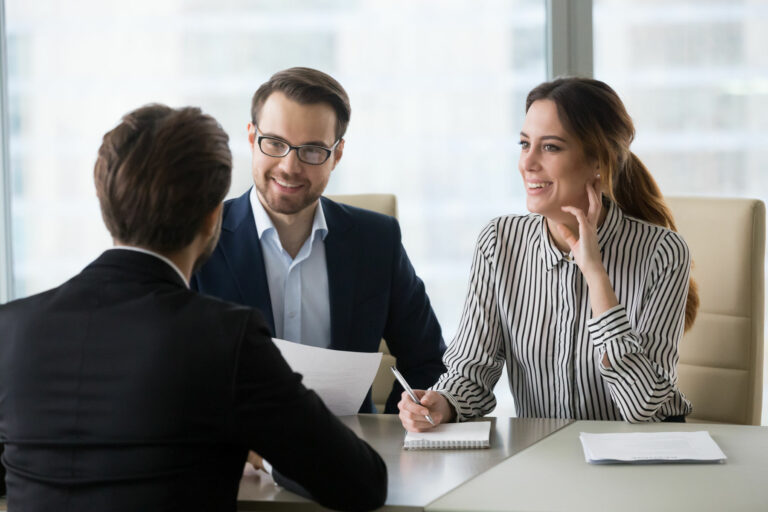 Deux collaborateurs des Ressources humaines d'une entreprise sont en train de faire passer un entretien de recrutement à un futur employé.