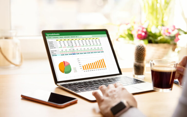 Personne en train d'analyser des données sur un ordinateur à l'aide d'un logiciel de bureautique : Excel